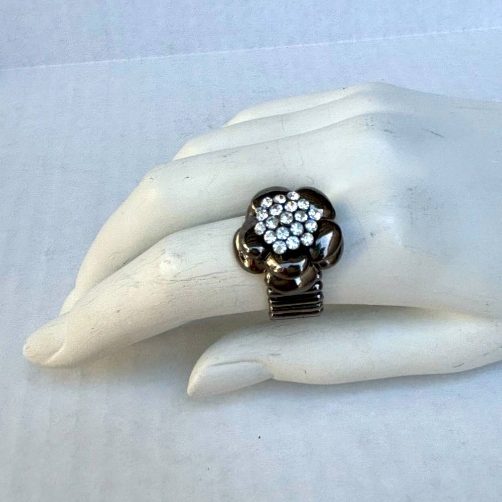 Cookie Lee Stretch Crystal flower Ring